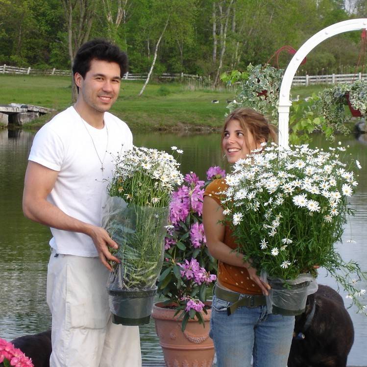 Simon & Dilia preparing for wedding / 2006