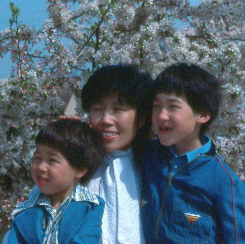 Kim with kids in Eugene driveway in 1981